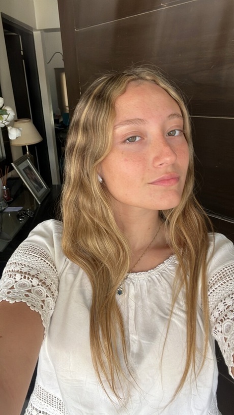 hubená modelka exkluzivní erotika snímky