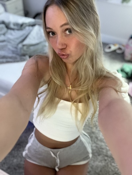 sexy selfie free nude pics