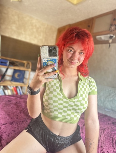 גינגית חיוורת יפה עירום תמונה