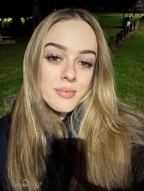 plavuša selfie seksi gola slika