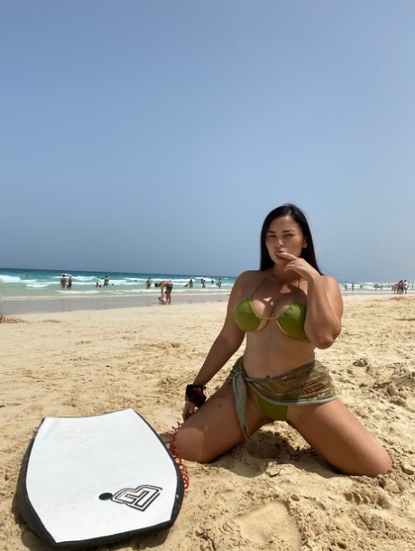 thick amateur free naked photo