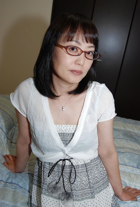 kacamata asia porno cantik img