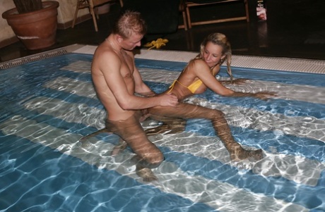 seks v bazenu porno slike