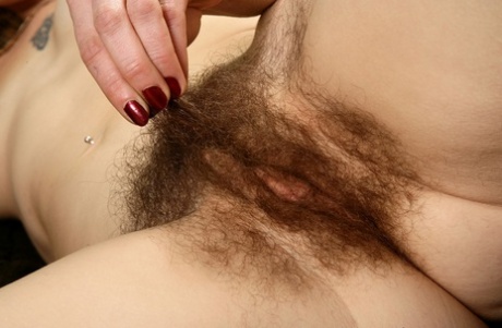 peludo extendiéndose bien caliente foto