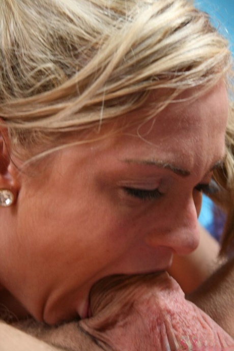 rubia garganta profunda desnudos gratis fotos