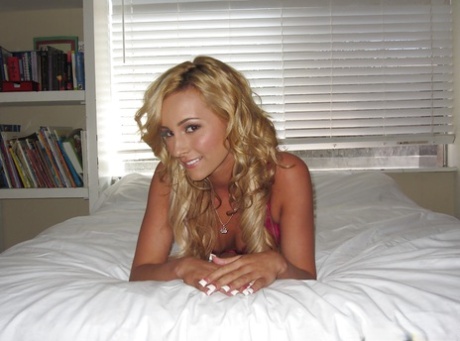 Nikki Seven adult model gallery