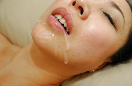 sperma giapponese in bocca perfetta alta qualità immagine