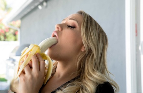 Mia Malkova model pictures