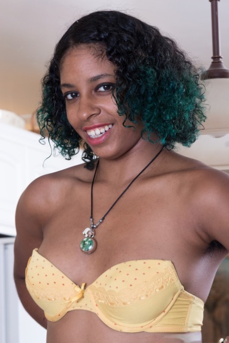 Dharma Webb hd actress photo