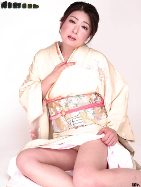 成熟亚洲熟妇 裸體藝術 照片