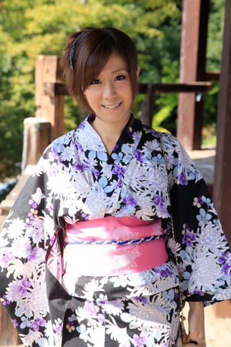 Chihiro Akino erotic actress pics