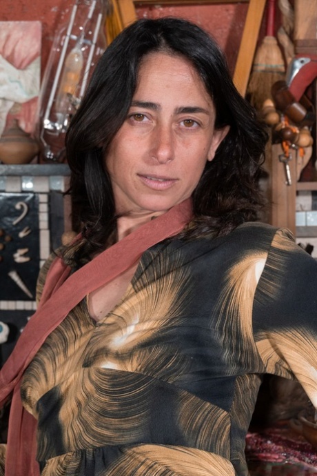 srednje sise seksi gola galerija