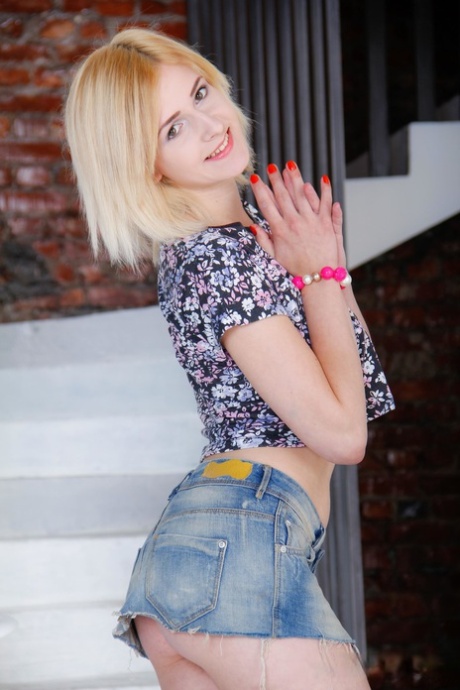 Emily Bruni porn model gallery