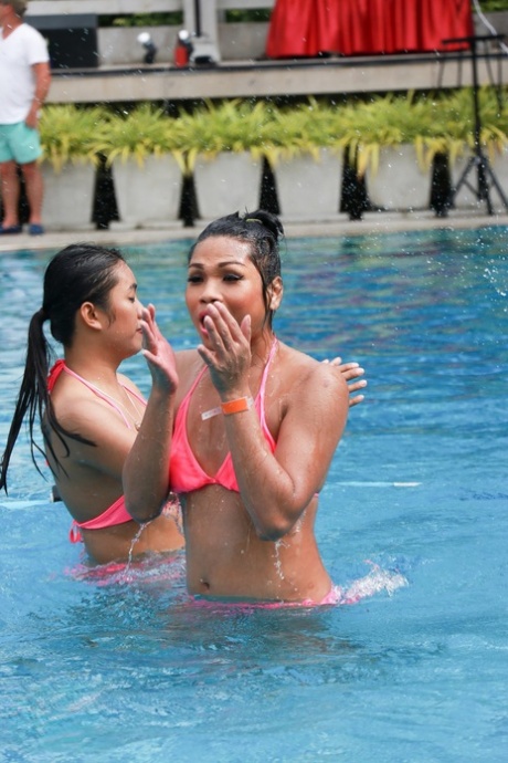 ladyboy bikini gratis exclusief foto