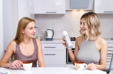 teini-ikäinen lesbo huippuyksinomaista Valokuvat