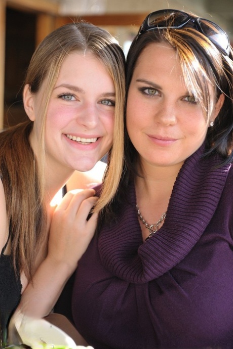 amateur lesbian hot nude archive