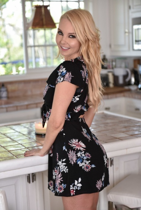 Izzy Bell model sex archive
