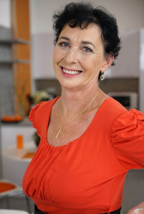 bedstemor med kort hår varmt smuk img