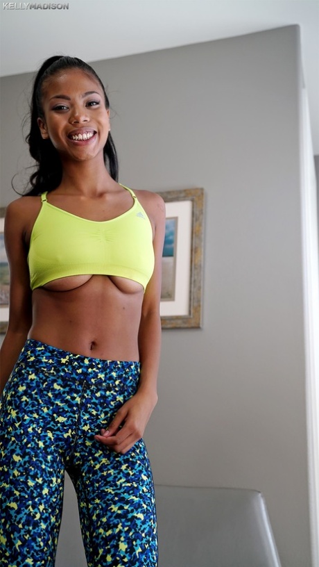 pantalones de yoga de ébano sexy hermosa foto