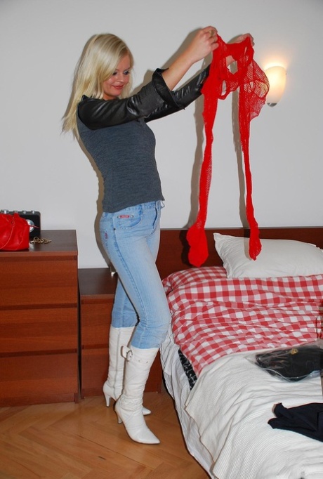 أحذية طويلة تصل إلى الفخذ xxx مجانية img