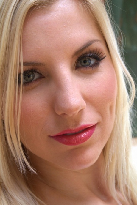 Ivana Sugar high quality pornstar photo