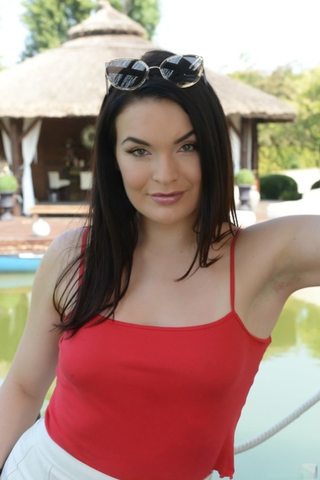 Hannah Vivienne pretty actress pictures