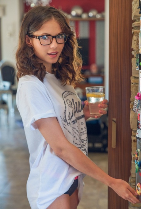 brunette glasses free picture