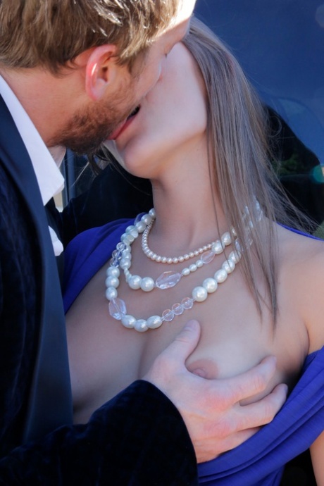 kissing nude gallery