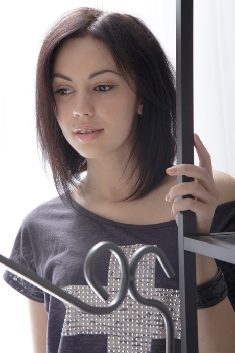 short hair brunette sexy nude gallery