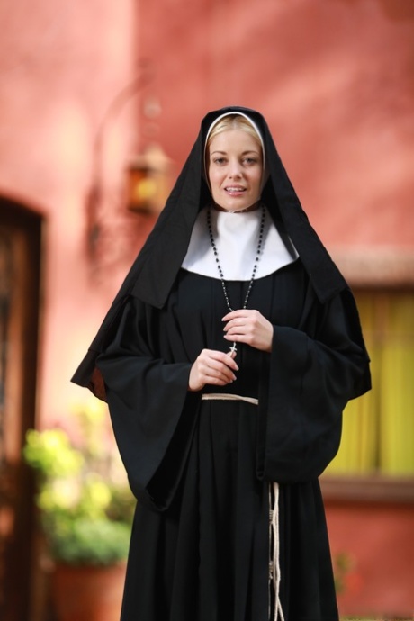 nun free pic