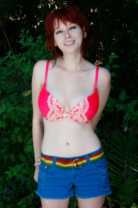 Zoey Nixon nude model photo