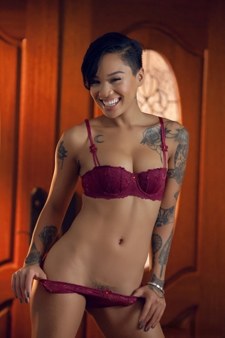bikini guza seksi gole fotografija