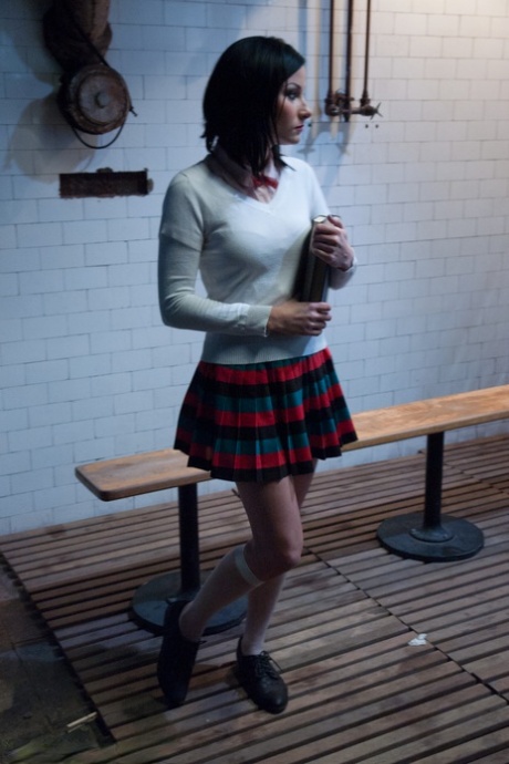 娇小的 bdsm 裸體 圖片