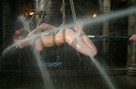 petite BDSM lepa gola slika
