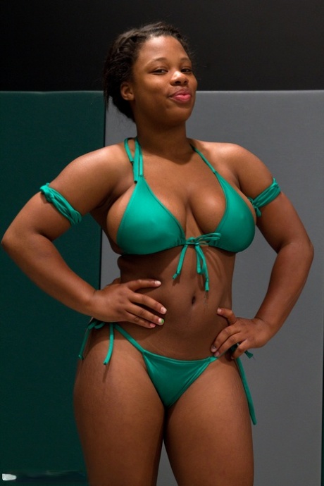 Ebenholz-Bikini erotische perfekte galerien