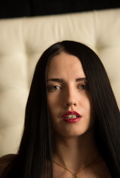 magere brunette kunst pornografisch afbeelding