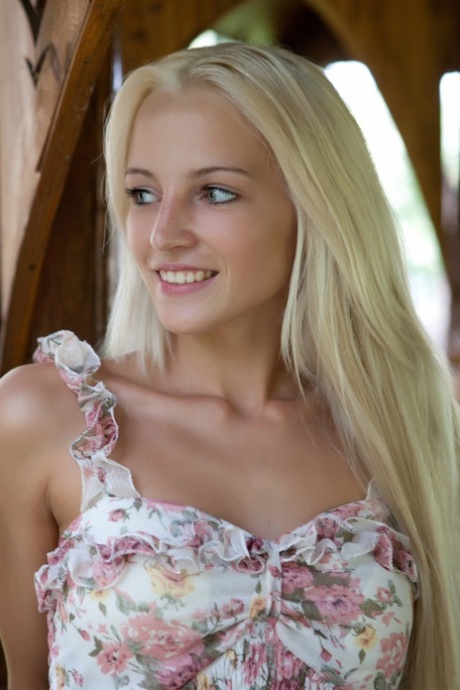 Alysha Ahe model top image