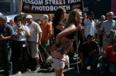 bdsm público desnudos eróticos archivo
