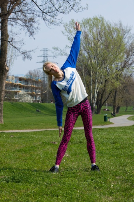 skinny yogabroek mooie volwassene archief