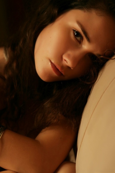 behåret brunette fri nøgen arkiv