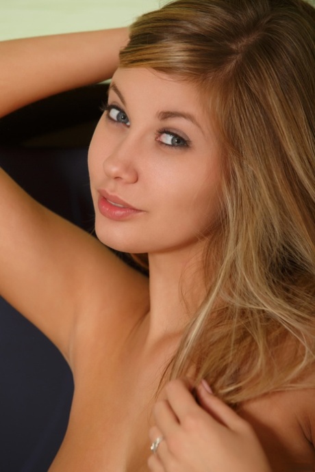 Holly Anderson exclusive model pictures