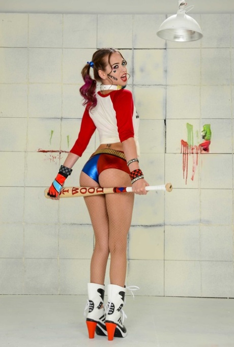 Harley Quinn perfect model gallery