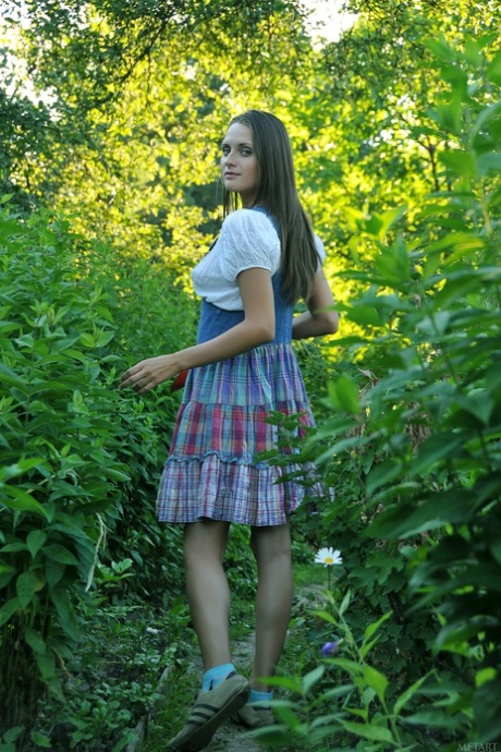 худа брюнетка підліток найкраща ню фото