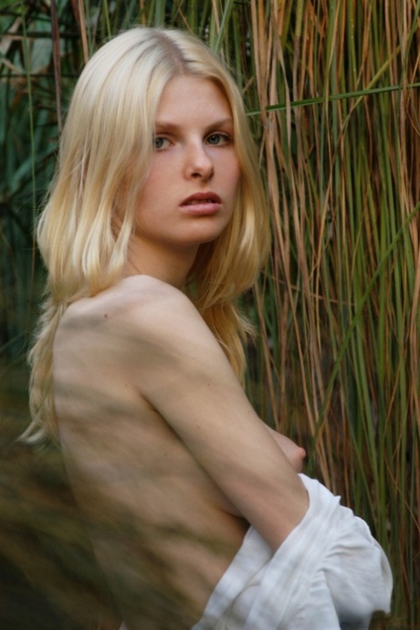 adolescente de pelo corto hermosa desnuda archivo