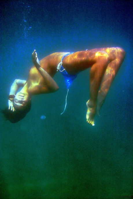 水中 ホットヌード 写真