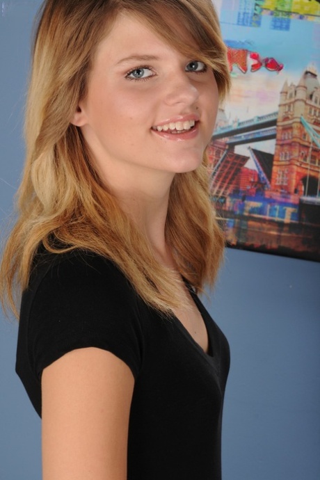 Scarlett Fever porn actress img
