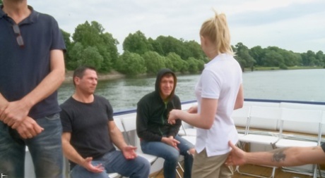 blondýnka gangbang krásný top fotografie