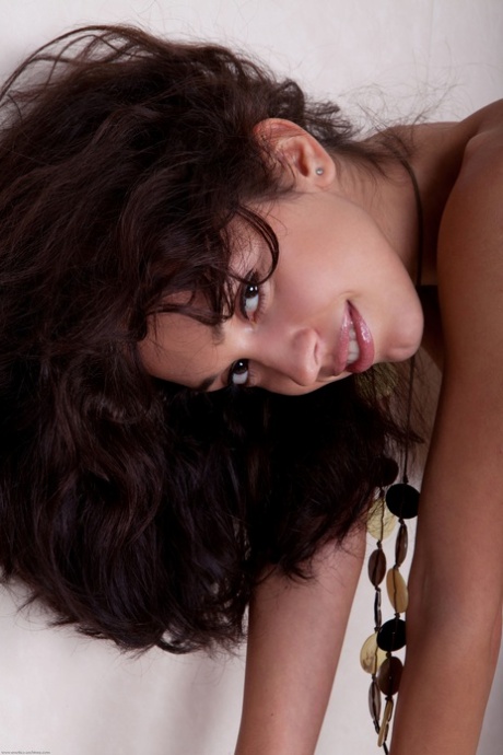 pequeña morena desnudos porno galerías