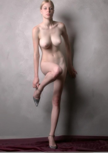 痩せたティーンの巨乳 ポルノグラフィック 画像