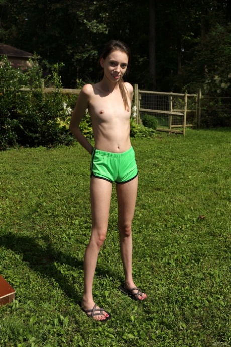 fladbrystet teenager voksen hd arkiv